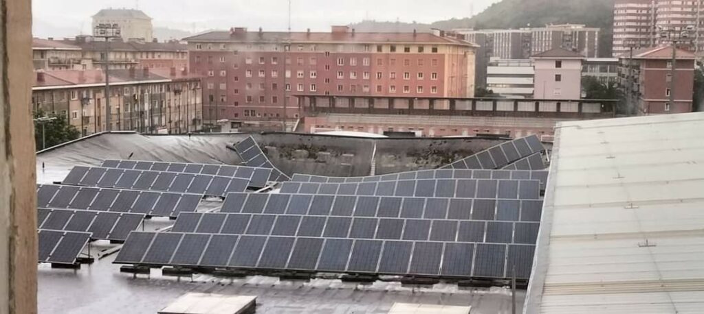 Effondrement d'un système de panneaux solaires sur le toit d'une installation sportive en Espagne